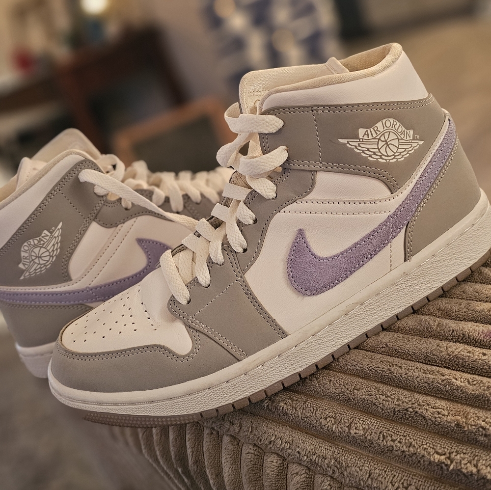 The "Photon Dust/Atmosphere Grey/White" colorway in size 8.5